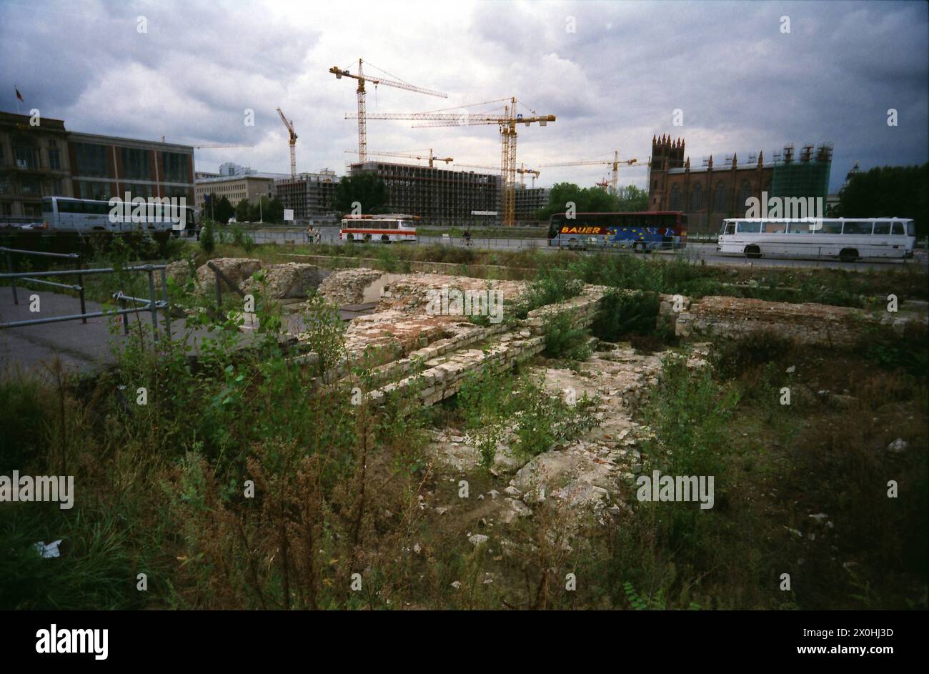 Les grandes choses doivent mûrir. Le début de la reconstruction extérieure du Palais de la ville à Berlin commence généralement par une fouille archéologique. Cela a mis en lumière les fondations de l'ancien palais [traduction automatisée] Banque D'Images