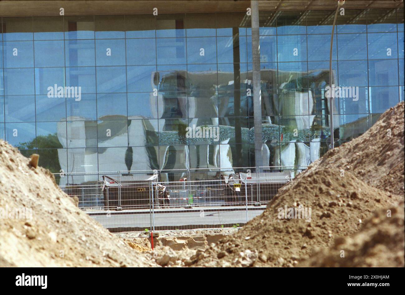 Le Paul Löbe Haus est l’un des grands nouveaux bâtiments du Bundestag dans le nouveau district gouvernemental, avec la Chancellerie fédérale reflétée sur son front faÃ§ade. [traduction automatique] Banque D'Images