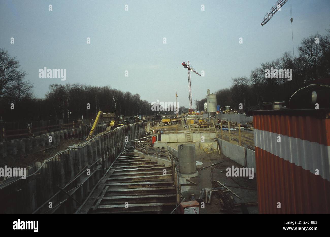 Une immense zone urbaine aplatie par la guerre et l'après-guerre, avec Potsdamer Platz et Leipziger Platz au milieu, va redevenir le centre de Berlin. Le carillon dans le Tiergarten, que l'on peut voir à travers les arbres, peut servir de repère. [traduction automatique] Banque D'Images