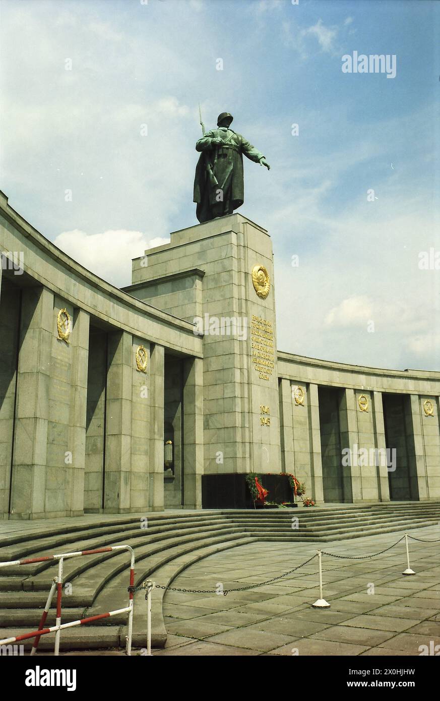Le mémorial russe se dresse sur la Straße des 17. Juni près de la porte de Brandebourg [traduction automatique] Banque D'Images