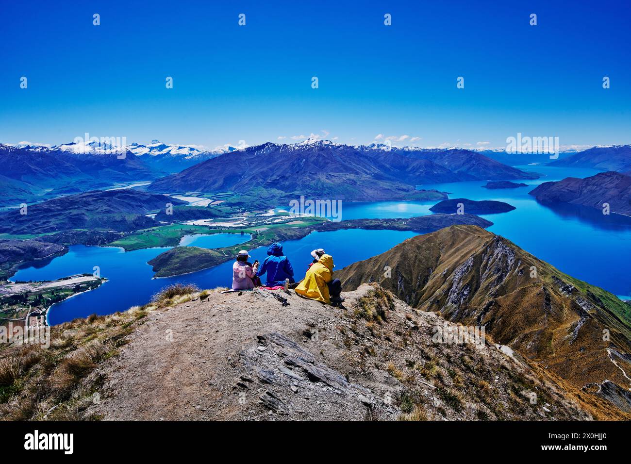 Randonneurs admirant la vue depuis le sommet du mont Roy, Île du Sud, Nouvelle-Zélande Banque D'Images