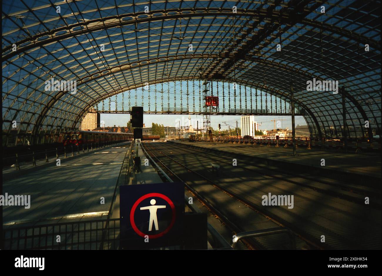 Le S-Bahn utilise le nouveau hall de la station depuis quelques jours maintenant. [traduction automatique] Banque D'Images