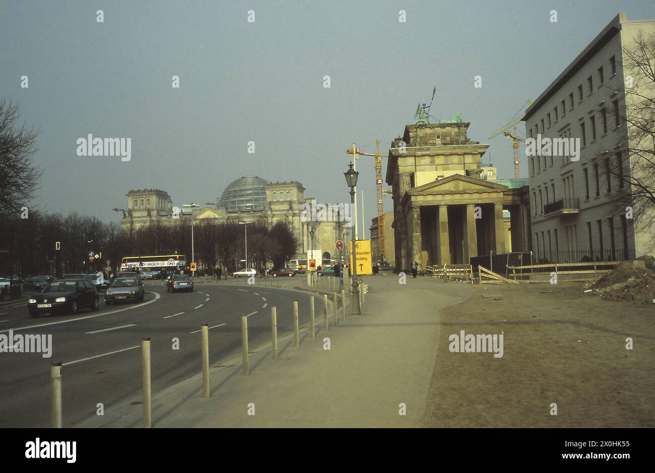 Le développement périphérique de Pariser Platz continue de progresser. Le Reichstag a son dôme en arrière. [traduction automatique] Banque D'Images