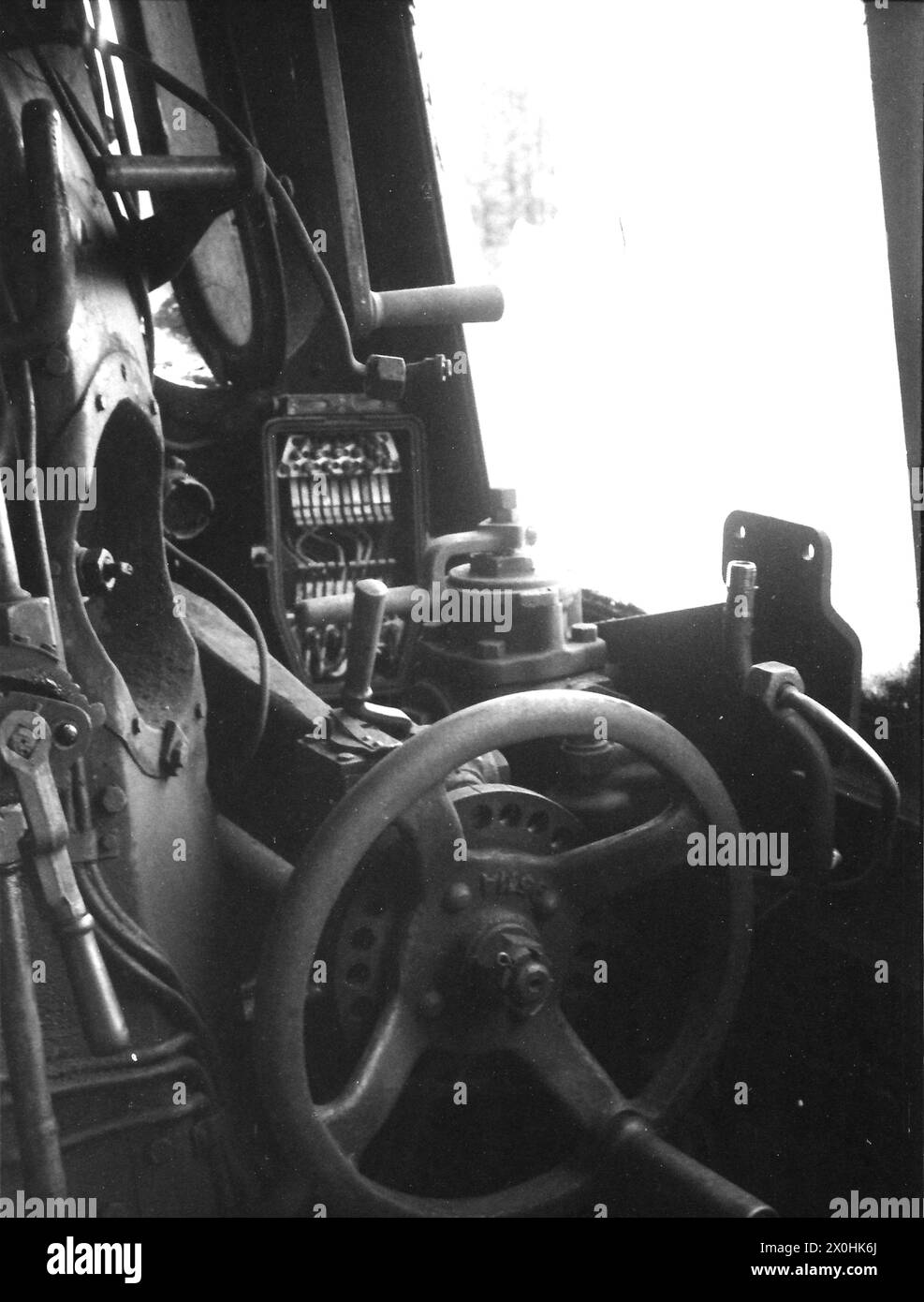 La transition des locomotives à vapeur aux locomotives diesel ou électriques bat son plein. La photo montre une rangée sans fin de locomotives en attente de démolition, dont une de la série 86, la 86 809, derrière elle une locomotive express et à droite une rangée de wagons de transport de voitures. Doit également être mis au rebut ? [traduction automatique] Banque D'Images