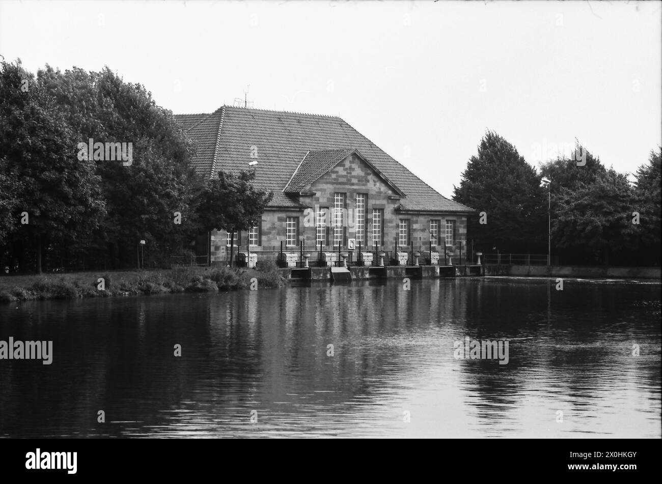 Le canal Mittelland traverse non seulement l'Elbe près de Magdebourg, mais aussi la Weser près de Minden. Le pont du canal Mittelland peut être vu ici. Un navire vient de passer le bateau d'excursion sur le canal. [traduction automatique] Banque D'Images