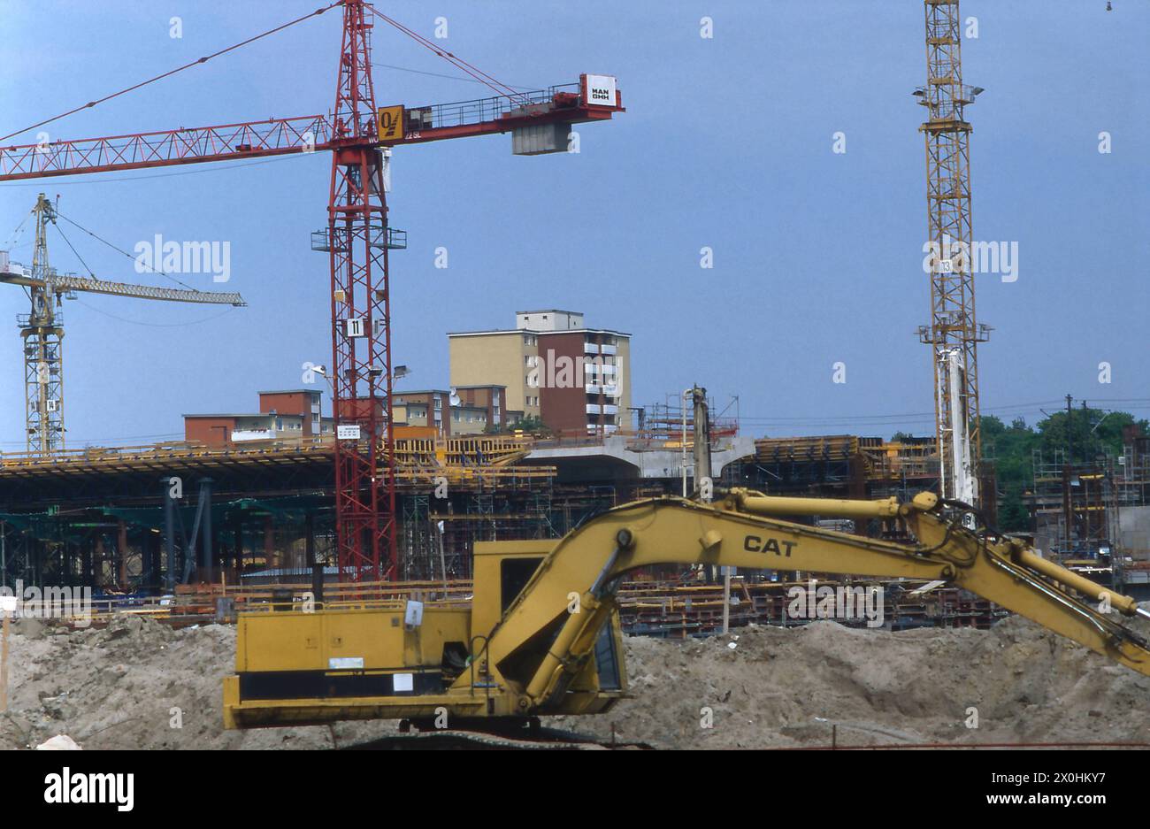 Le chantier de construction de la nouvelle gare centrale bat son plein autour de Lehrter Stadtbaahnhof. Voici la vue vers le nord. Les nouvelles lignes de chemin de fer sont déjà visibles. [traduction automatique] Banque D'Images