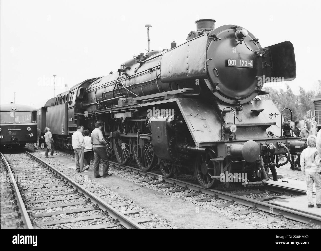 1988 est l'année du 150e anniversaire du chemin de fer en Prusse. La RD et de nombreux clubs de chemin de fer de Berlin-Ouest ont mis beaucoup de choses sur les rails pour montrer leurs trésors aux Berlinois de l'Ouest. Voici quelques photos. Malheureusement, je ne me souviens pas des clubs individuels. Peut-être que les membres de la communauté peuvent nommer les clubs et les ajouter. [traduction automatique] Banque D'Images