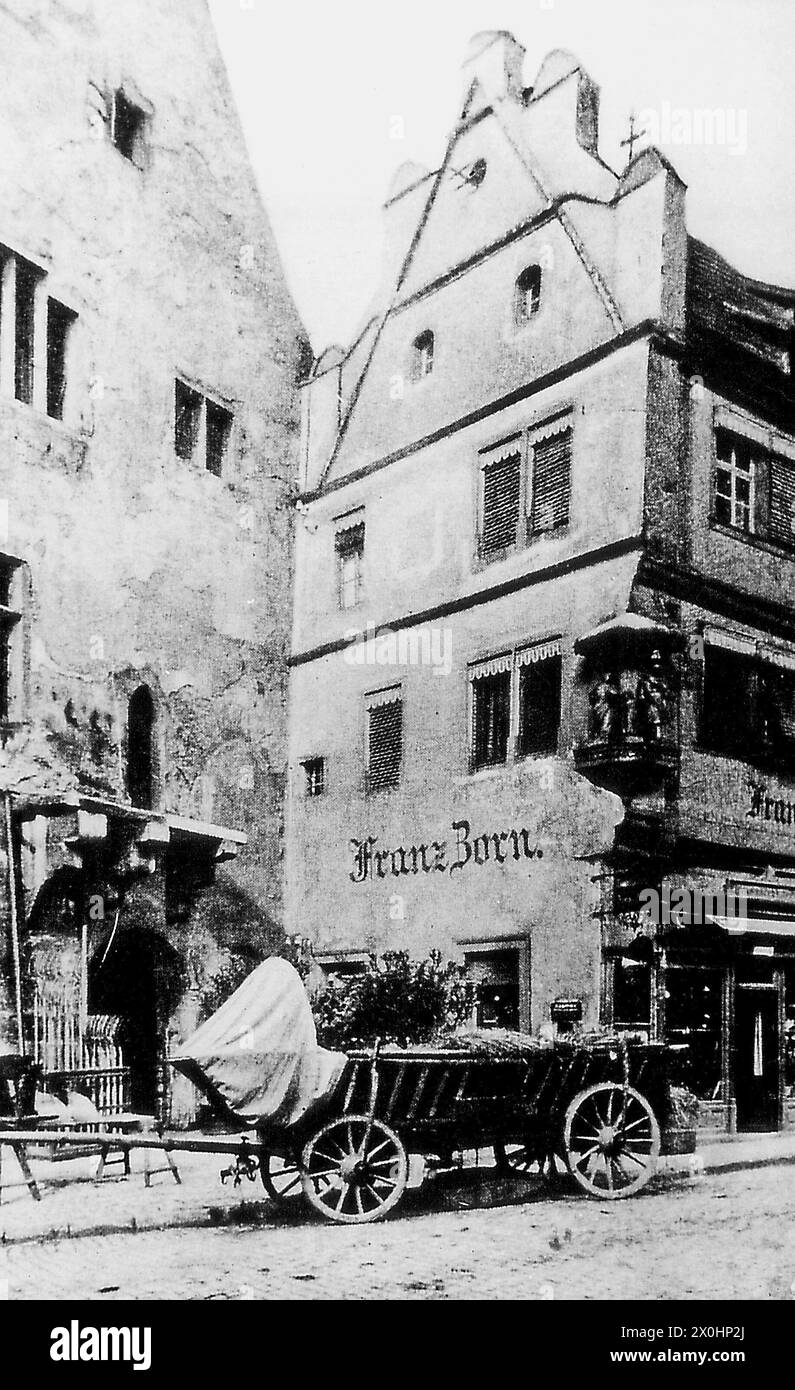 Ancien hôtel de ville avec pilori, calèche tirée par des chevaux devant [traduction automatique] Banque D'Images