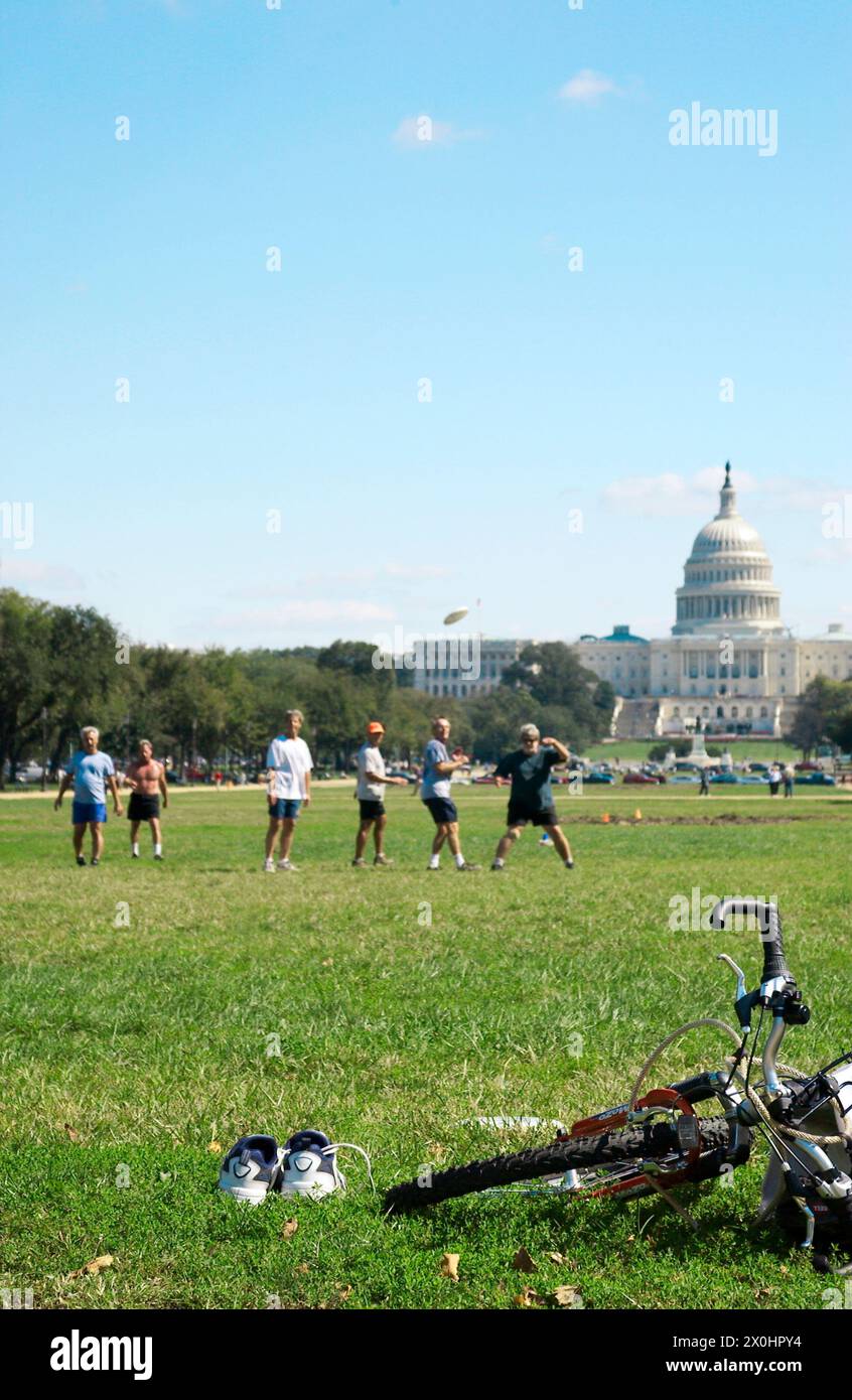 Jeunes hommes jouant au Frisbee sur la pelouse près du Capitole des États-Unis, Washington, DC, États-Unis. Banque D'Images