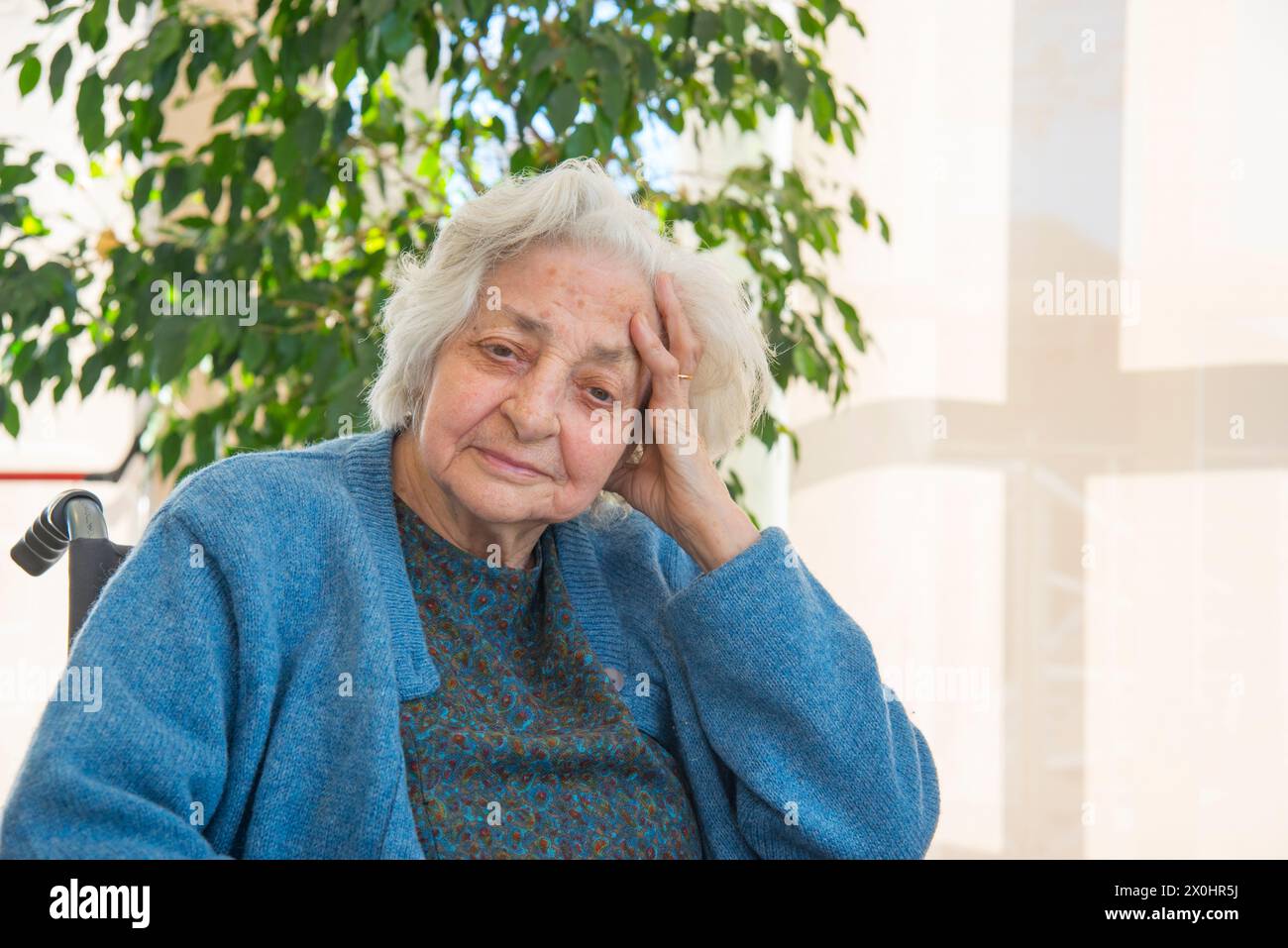 Portrait d'une femme âgée en maison de retraite. Fermer la vue. Banque D'Images