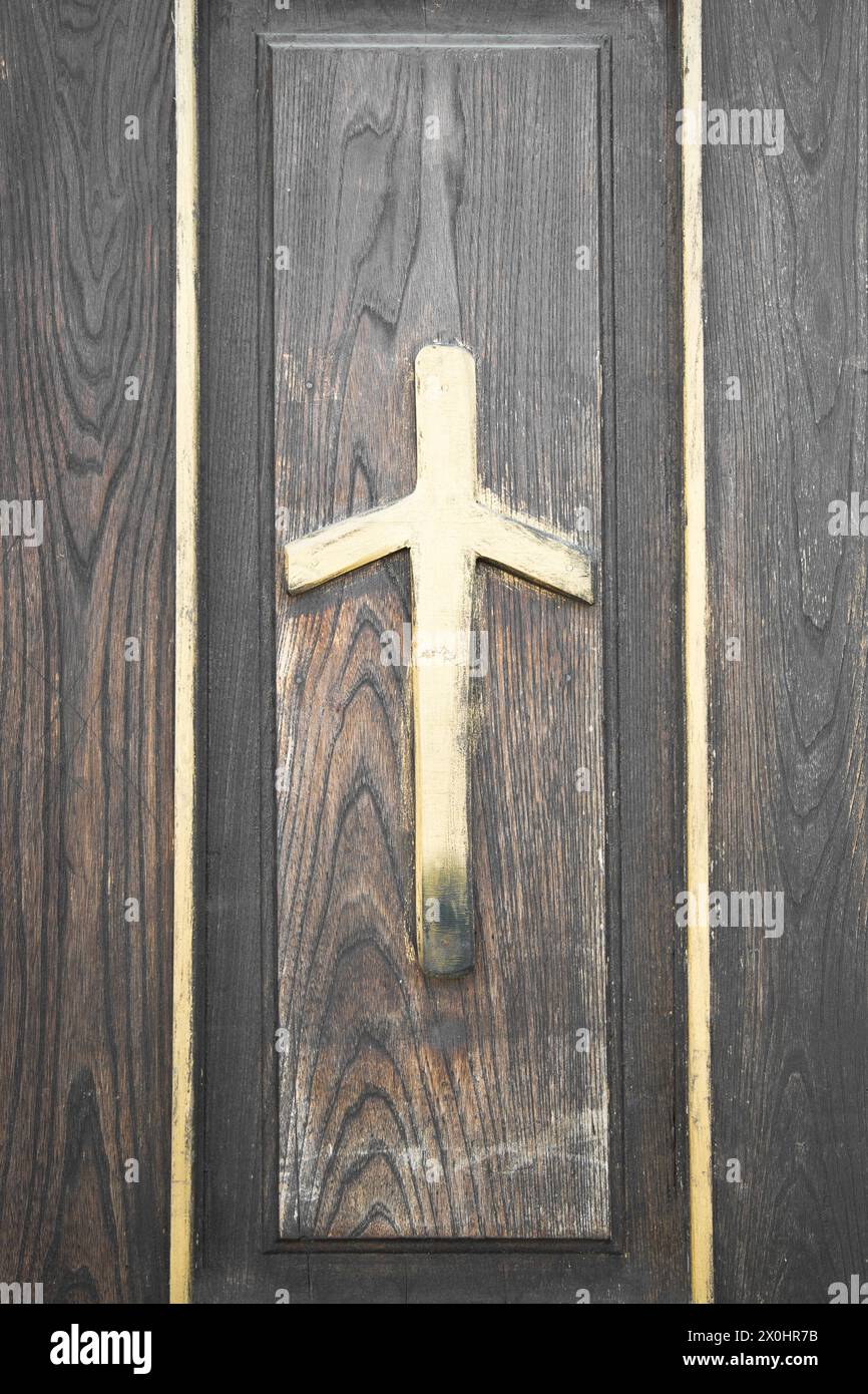 Croix de Saint Nino sur porte en bois. Gros plan . Croix chrétienne géorgienne Banque D'Images
