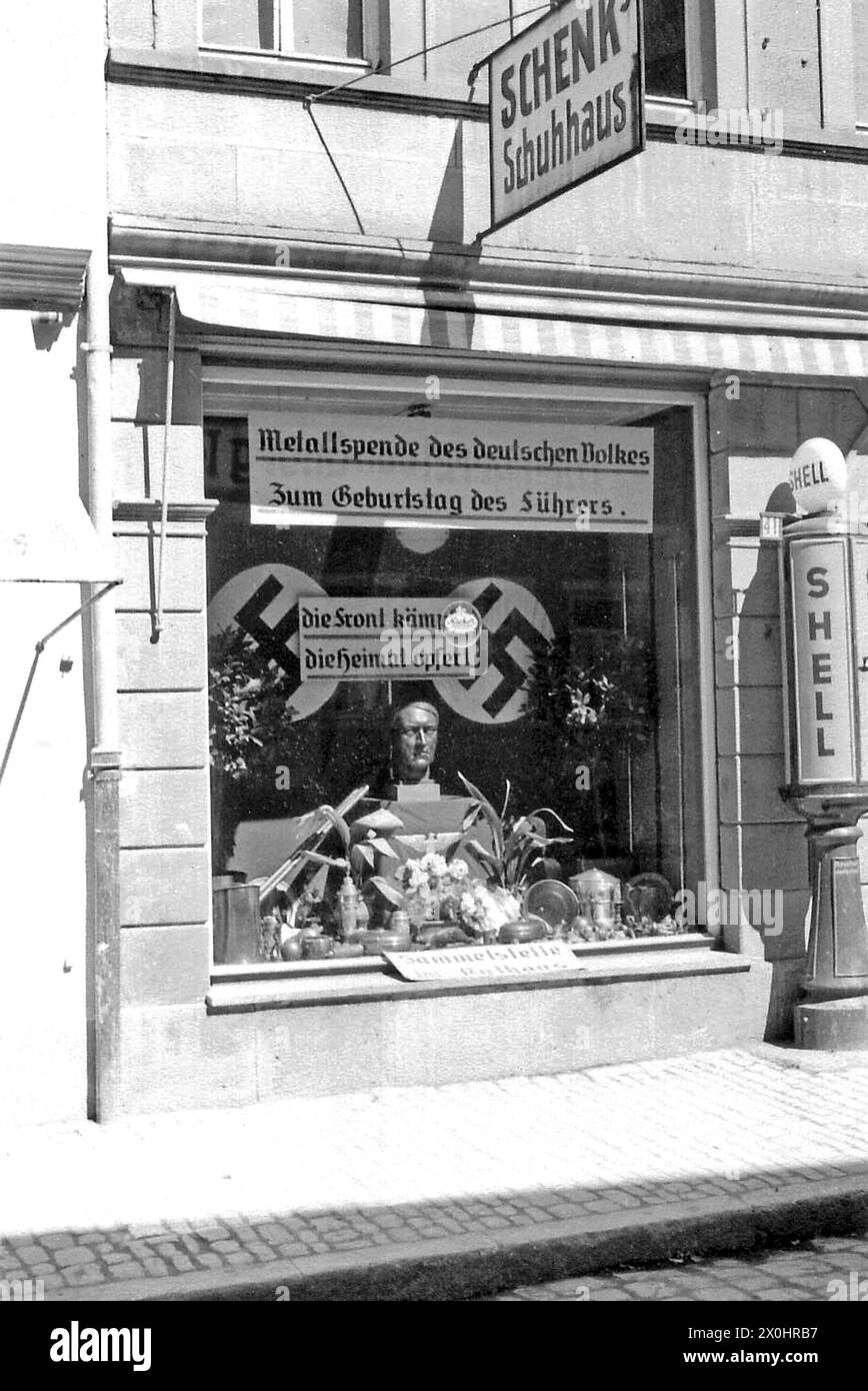 Ochsenfurt - don de métal pour l'anniversaire de Führer, dans le magasin de chaussures Schenk, recte la pompe à essence Shell [traduction automatique] Banque D'Images