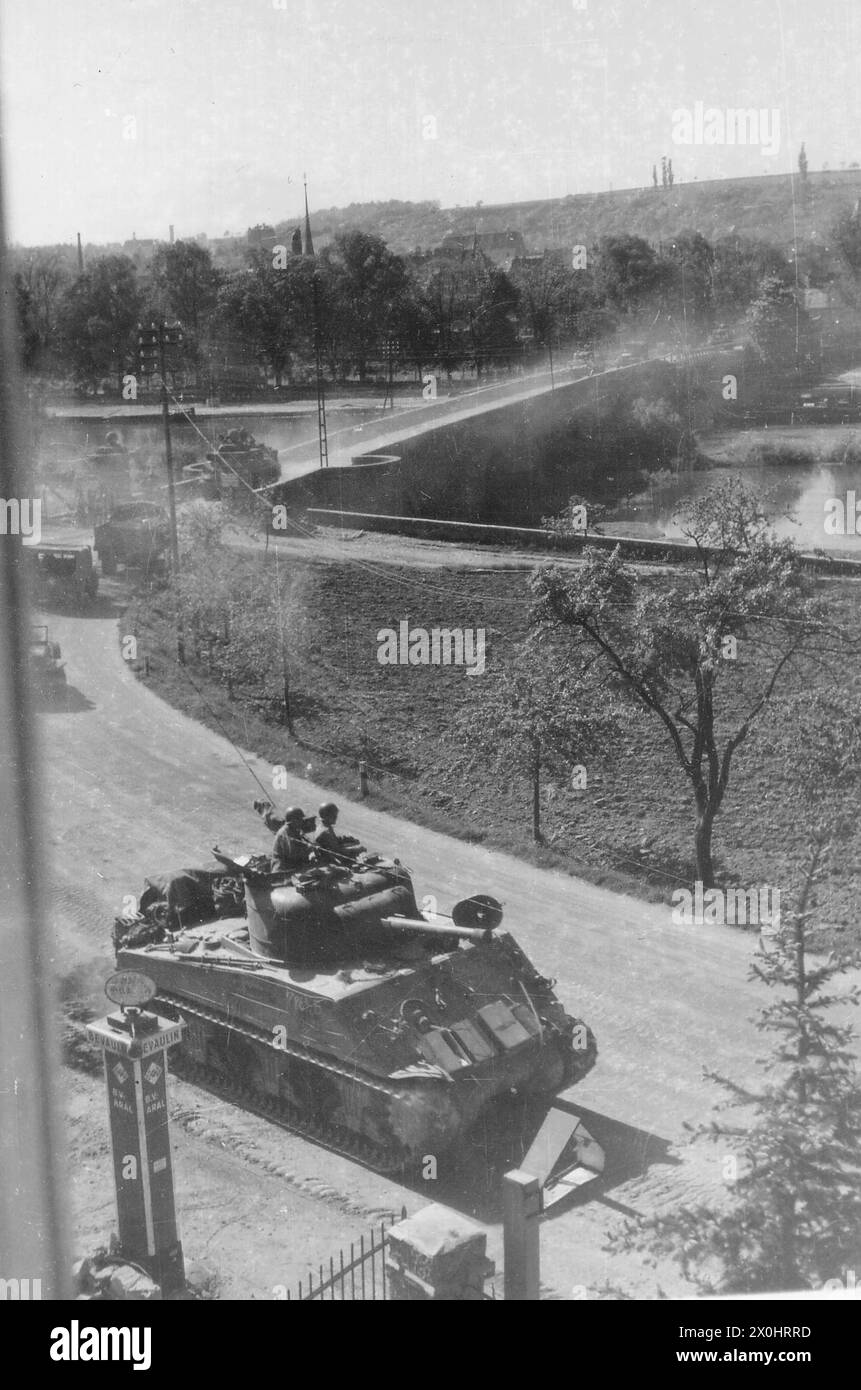 Invasion de l'armée AMÉRICAINE, chars américains à la station-service d'Aral, photographiés à partir d'une fenêtre, Würzburger Straße [traduction automatique] Banque D'Images