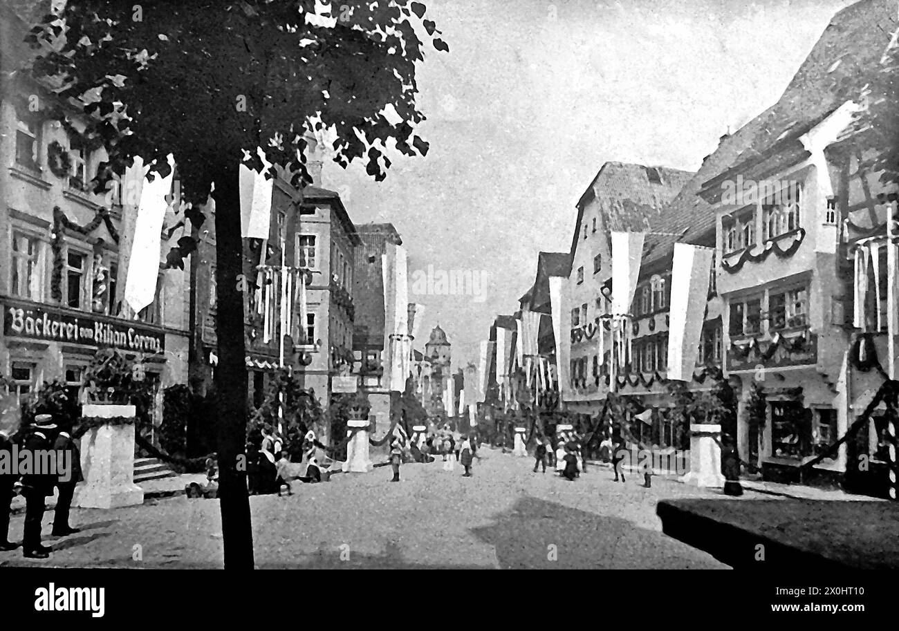 Vue sur la rue principale depuis la mairie. Poussettes un jour de fête [traduction automatisée] Banque D'Images