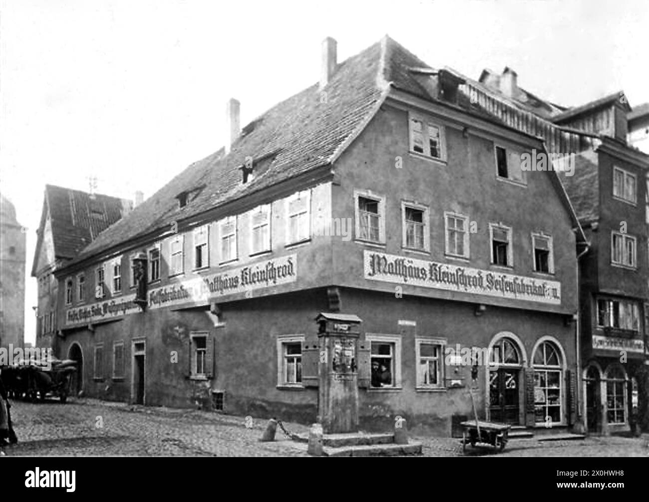 En 1856, la fontaine à poissons située à l'angle de Hauptstrasse et Brückenstrasse est la première à être transformée en fontaine fermée de pompage. Peu à peu, presque tous les autres ont été modernisés de la même manière. Néanmoins, ils ne répondront bientôt plus aux demandes croissantes de la population de la ville. [traduction automatique] Banque D'Images