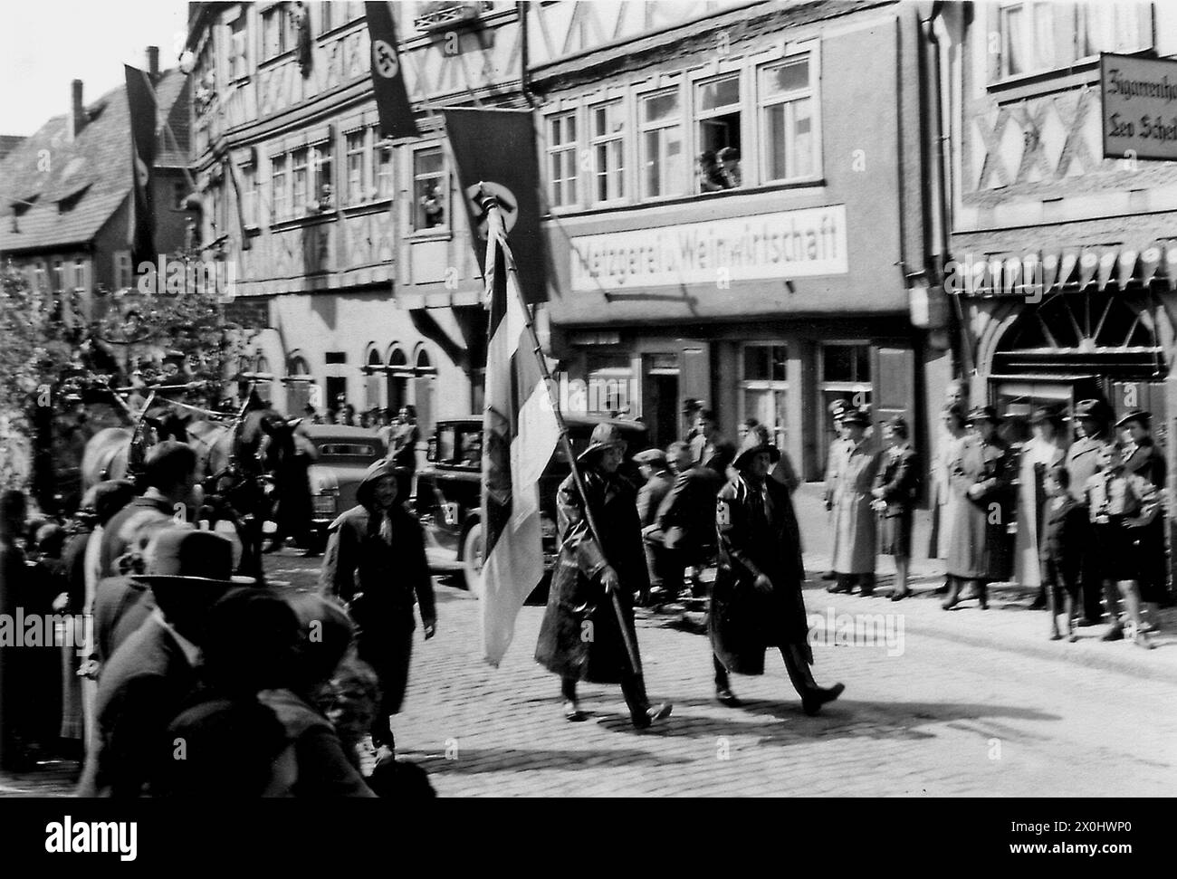 1er mai 1933 - les membres de la guilde des pêcheurs prennent part au défilé dans leurs peaux cirées. [traduction automatique] Banque D'Images