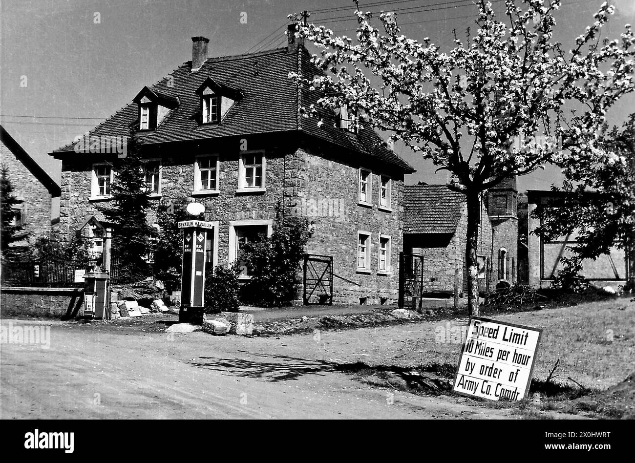 Un panneau routier de l'armée américaine en face d'une station service Aral à Ochsenfurt. Banque D'Images