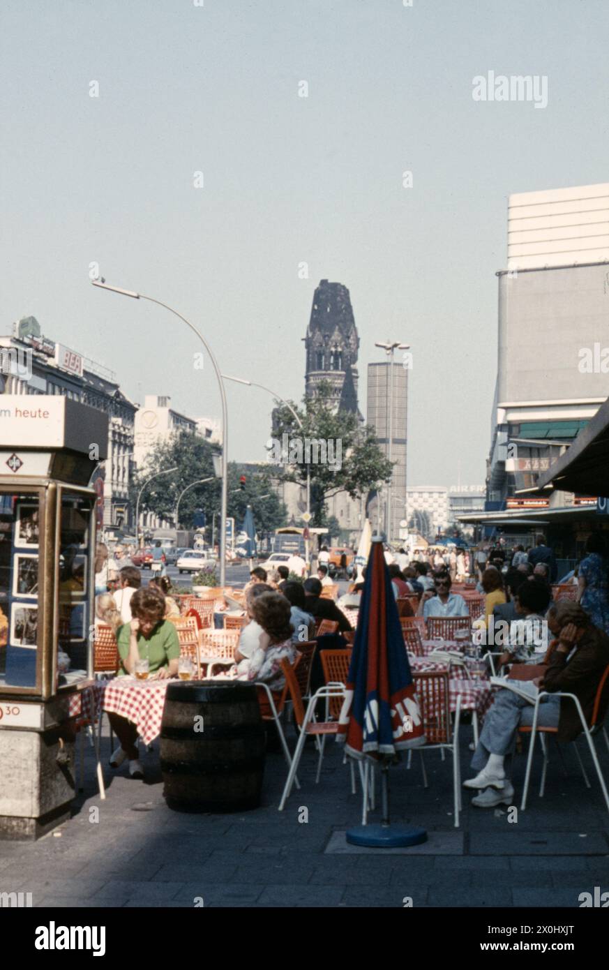 Les gens assis dans un café. Dans l'arrière-plan, l'Église du Souvenir. Banque D'Images