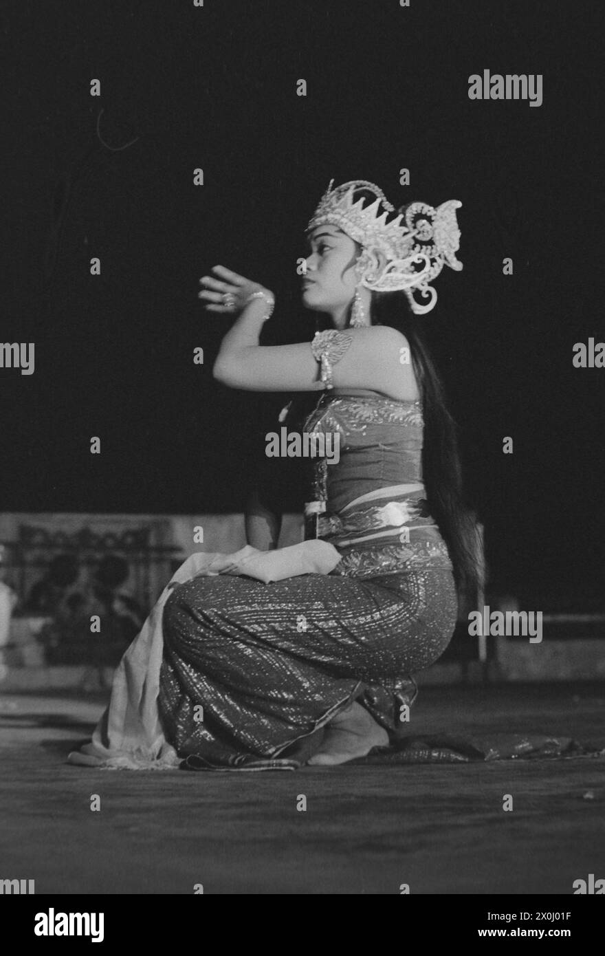 Princesse Sita dans le Ballet Ramayana au temple hindou Prambanan, près de Yogyakarta. En arrière-plan l'Orchestre du gamelan [traduction automatique] Banque D'Images