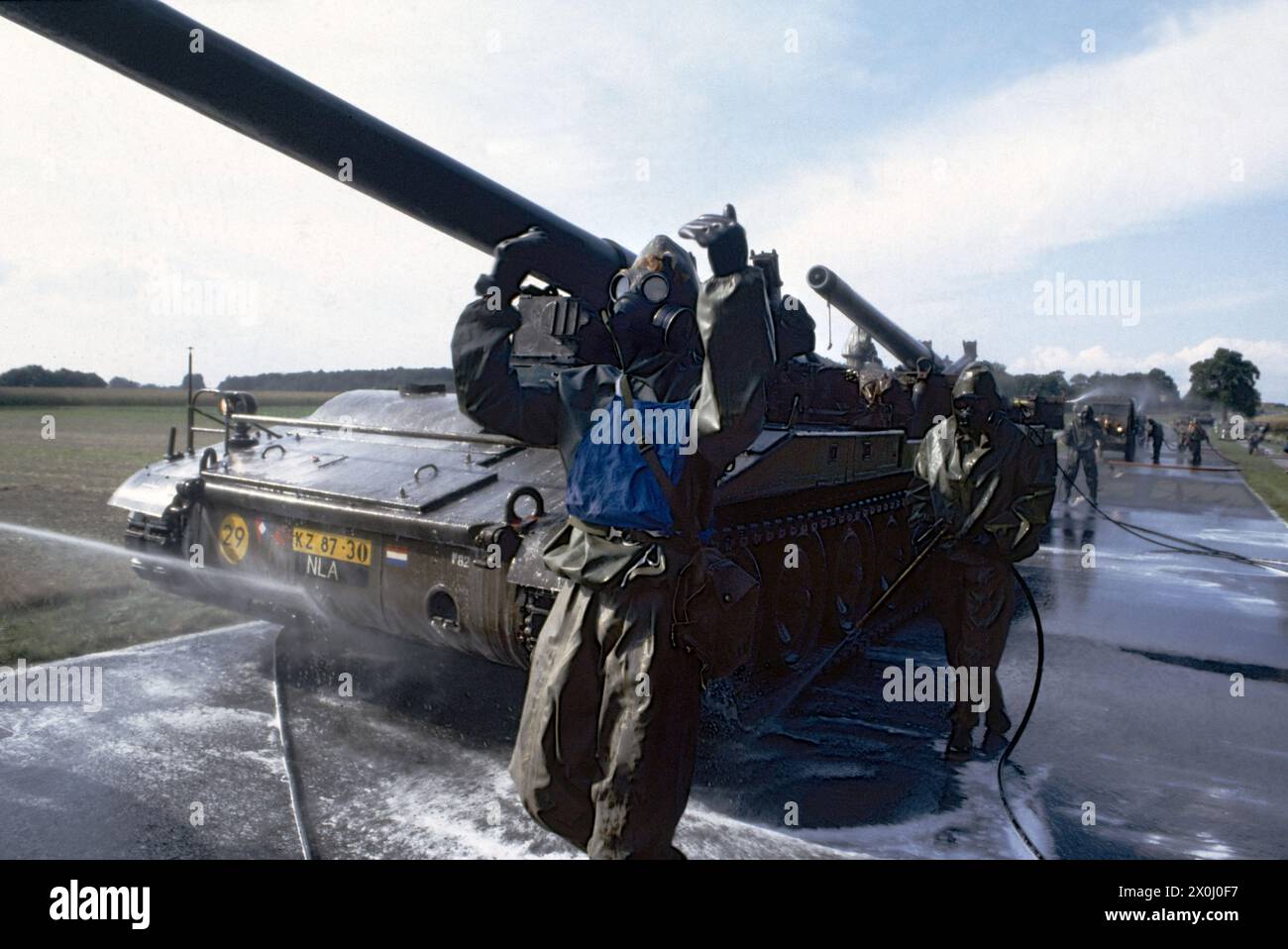 - Exercices de l'OTAN aux pays-Bas, des soldats de l'armée néerlandaise s'entraînent à la décontamination NBC (octobre 1983) - esercitazioni NATO in Olanda, soldati dell'esercito olandese si addestrano alla decontaminazione NBC (ottobre 1983) Banque D'Images