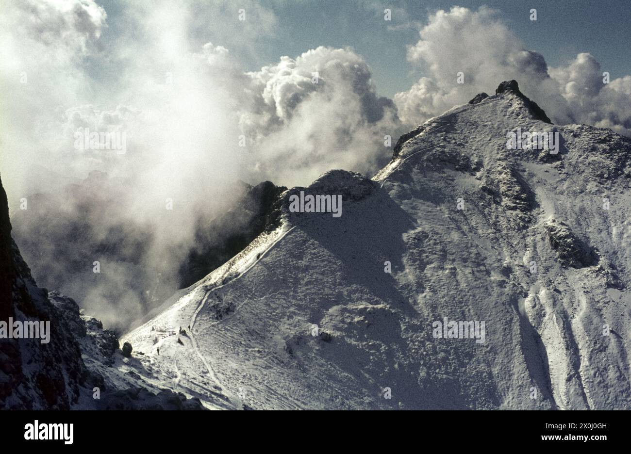 Vue de l'ouest de Karwendelspitze à la neige Gerberkreuz [traduction automatique] Banque D'Images
