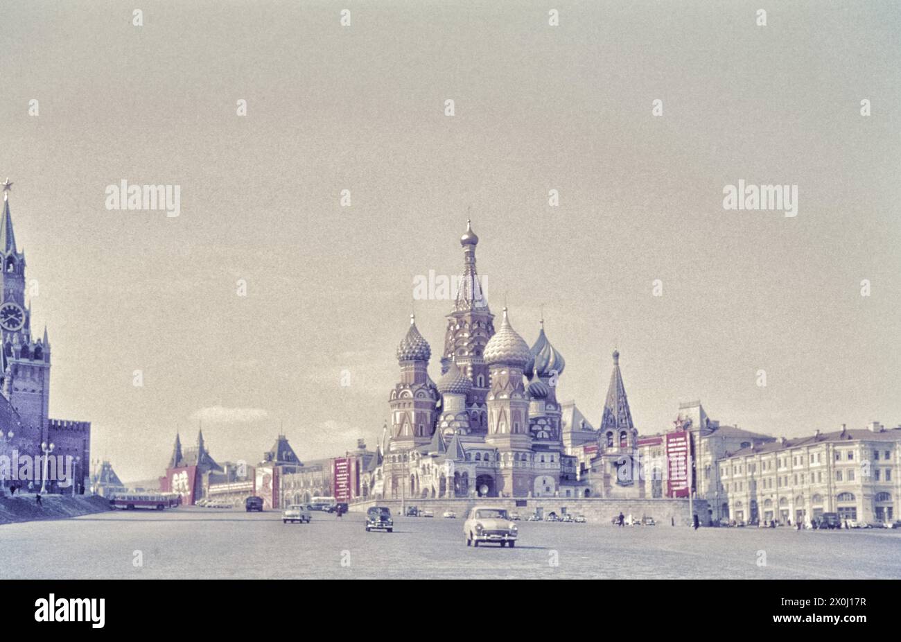 La place Rouge décorée pour les célébrations de la fête de mai à la fin d'avril 1961. [traduction automatique] Banque D'Images