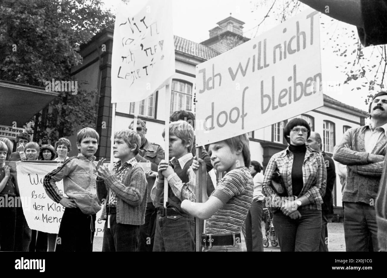 Les élèves des écoles primaires protestent pour plus d'enseignants et des classes plus petites, crise de l'éducation dans les années 1970 [traduction automatique] Banque D'Images