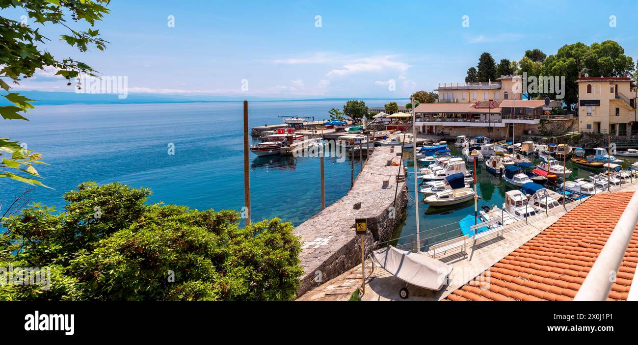 Lovran près d'Opatija, côte Adriatique avec petit port, Croatie Banque D'Images