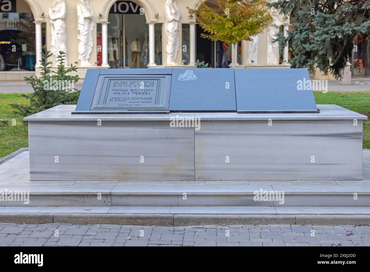 Skopje, Macédoine du Nord - 23 octobre 2023 : plaque commémorative en pierre de marbre au lieu de naissance de la maison mère Theresa dans le centre-ville de la capitale. Banque D'Images