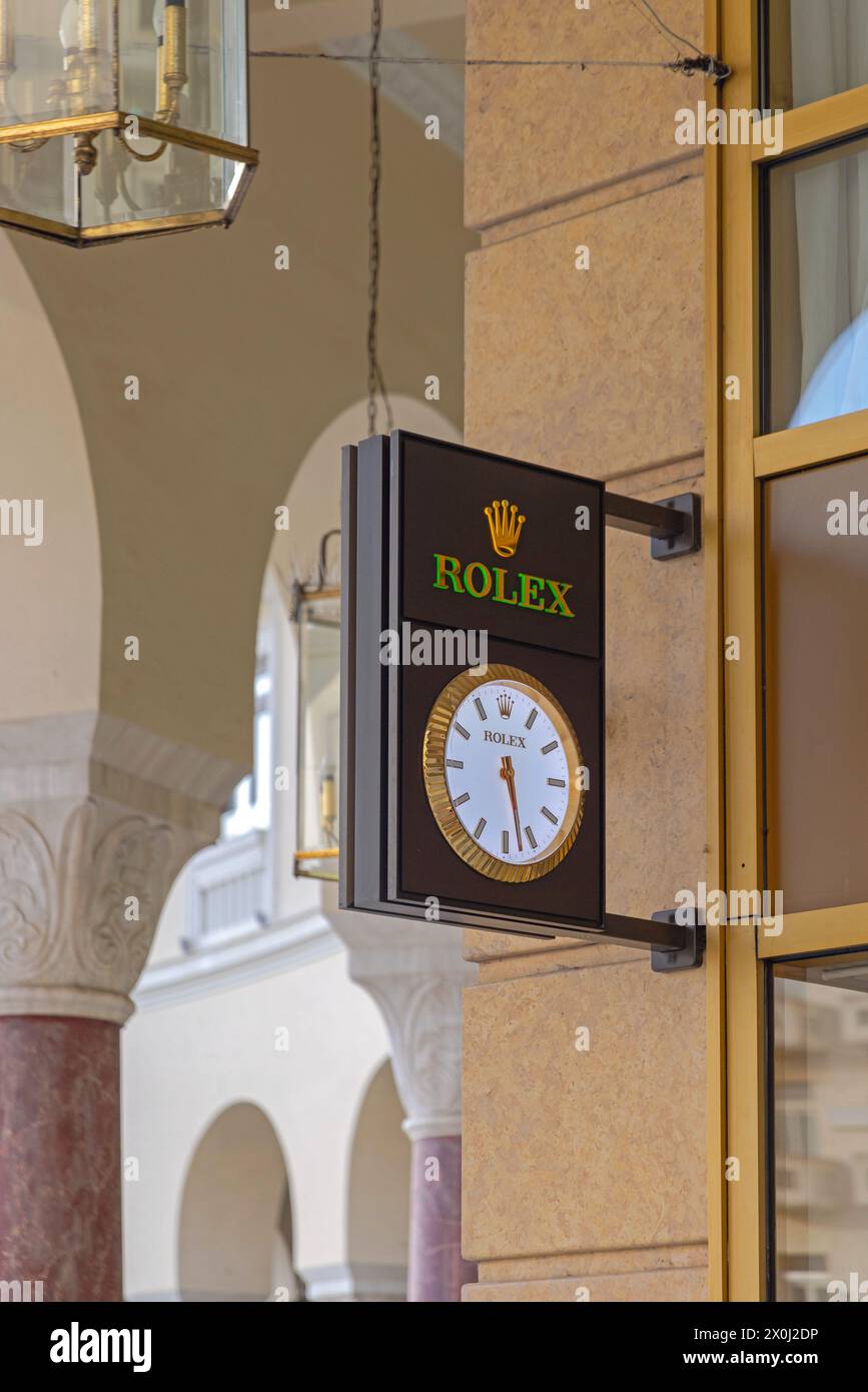 Thessalonique, Grèce - 22 octobre 2023 : horloge publique Rolex à la boutique de montres de luxe Gofas Aristotelous Square. Banque D'Images