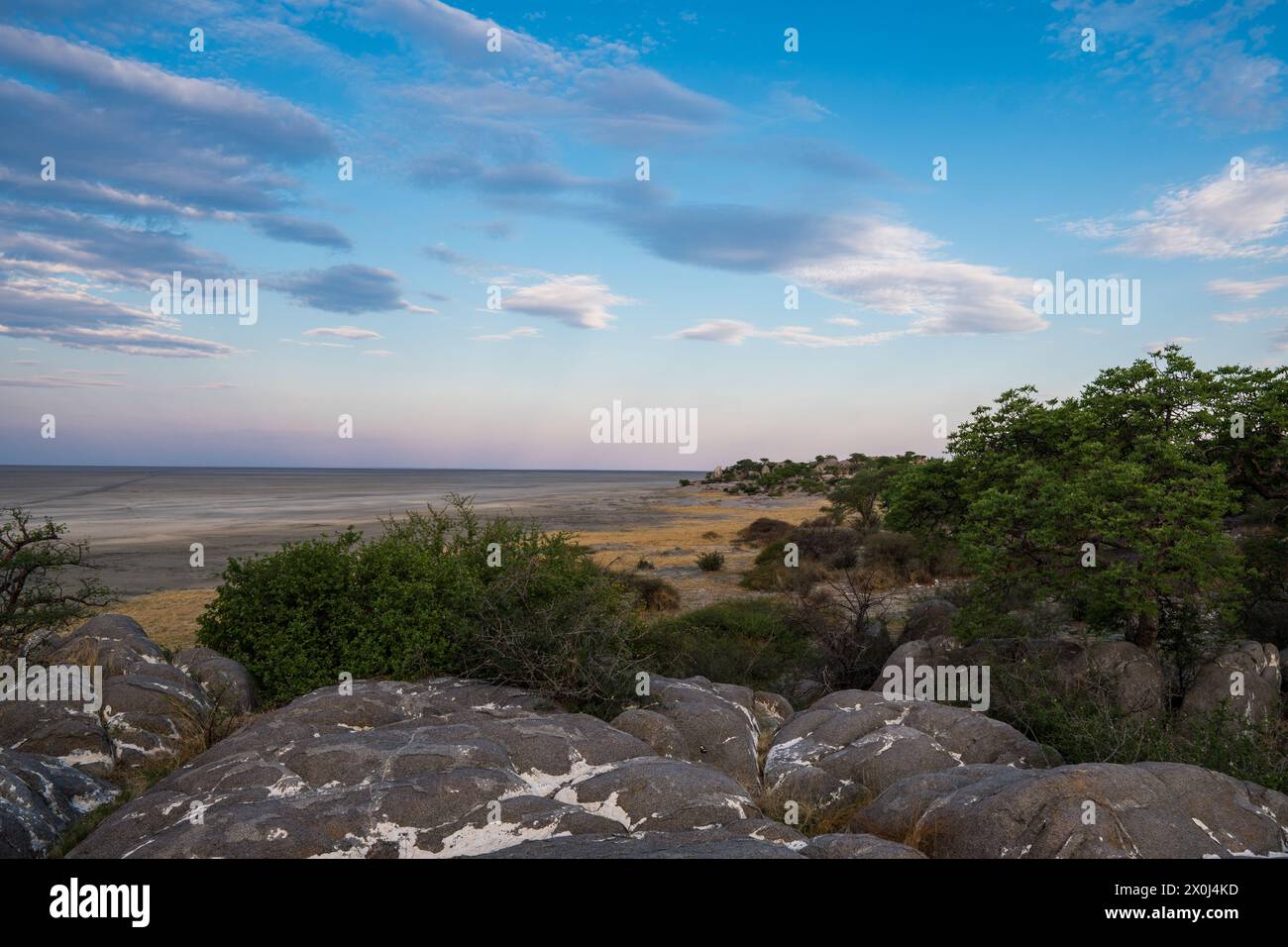 Coucher de soleil sur l'île de Kubu, Botswana Banque D'Images