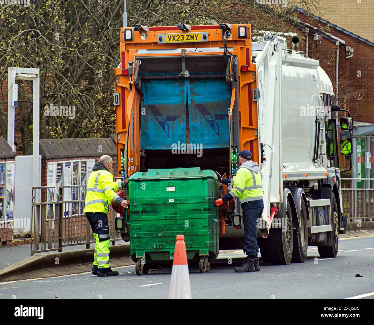 Glasgow, Écosse, Royaume-Uni. 12h avril 2024 : Météo britannique : soleil et averses sur la ville. Crédit Gerard Ferry/Alamy Live News Banque D'Images
