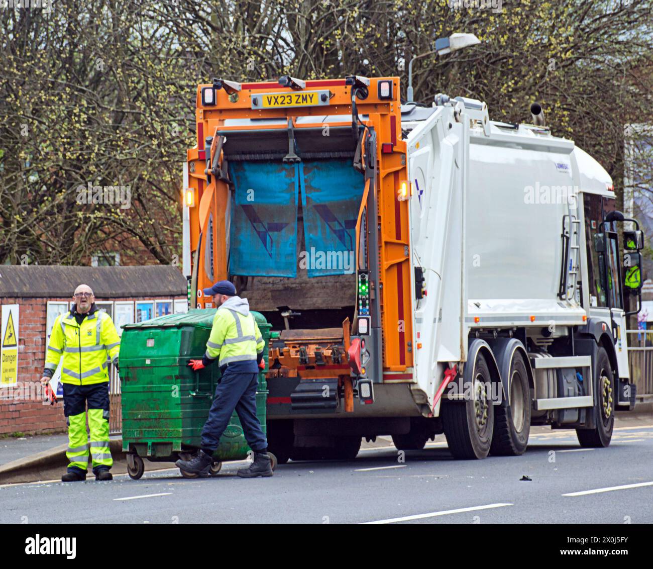 Glasgow, Écosse, Royaume-Uni. 12h avril 2024 : Météo britannique : soleil et averses sur la ville. Crédit Gerard Ferry/Alamy Live News Banque D'Images
