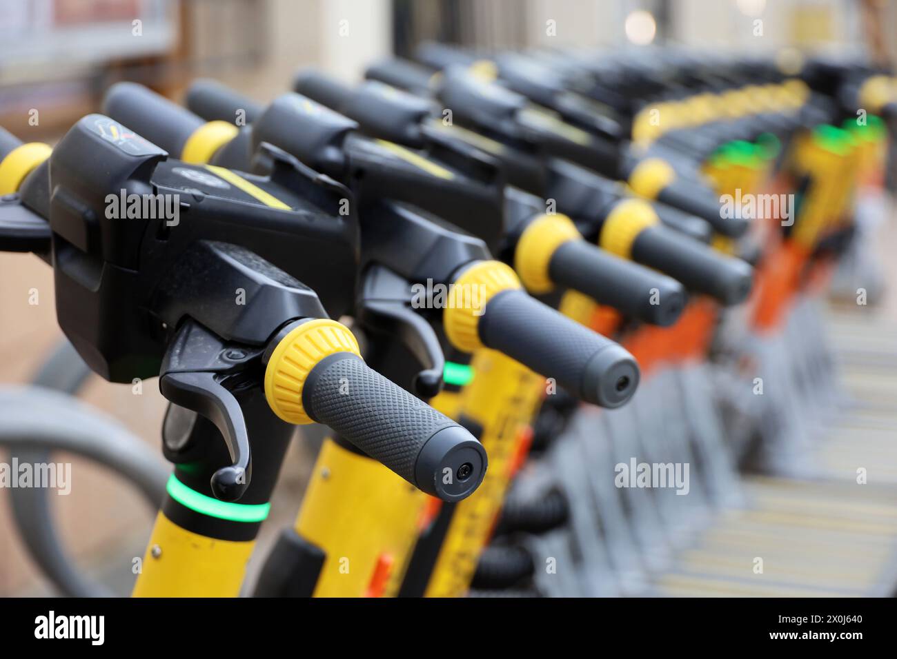 Scooters électriques dans une rangée sur le parking. Système de location à Sity, e-scooters publics dans la rue Banque D'Images