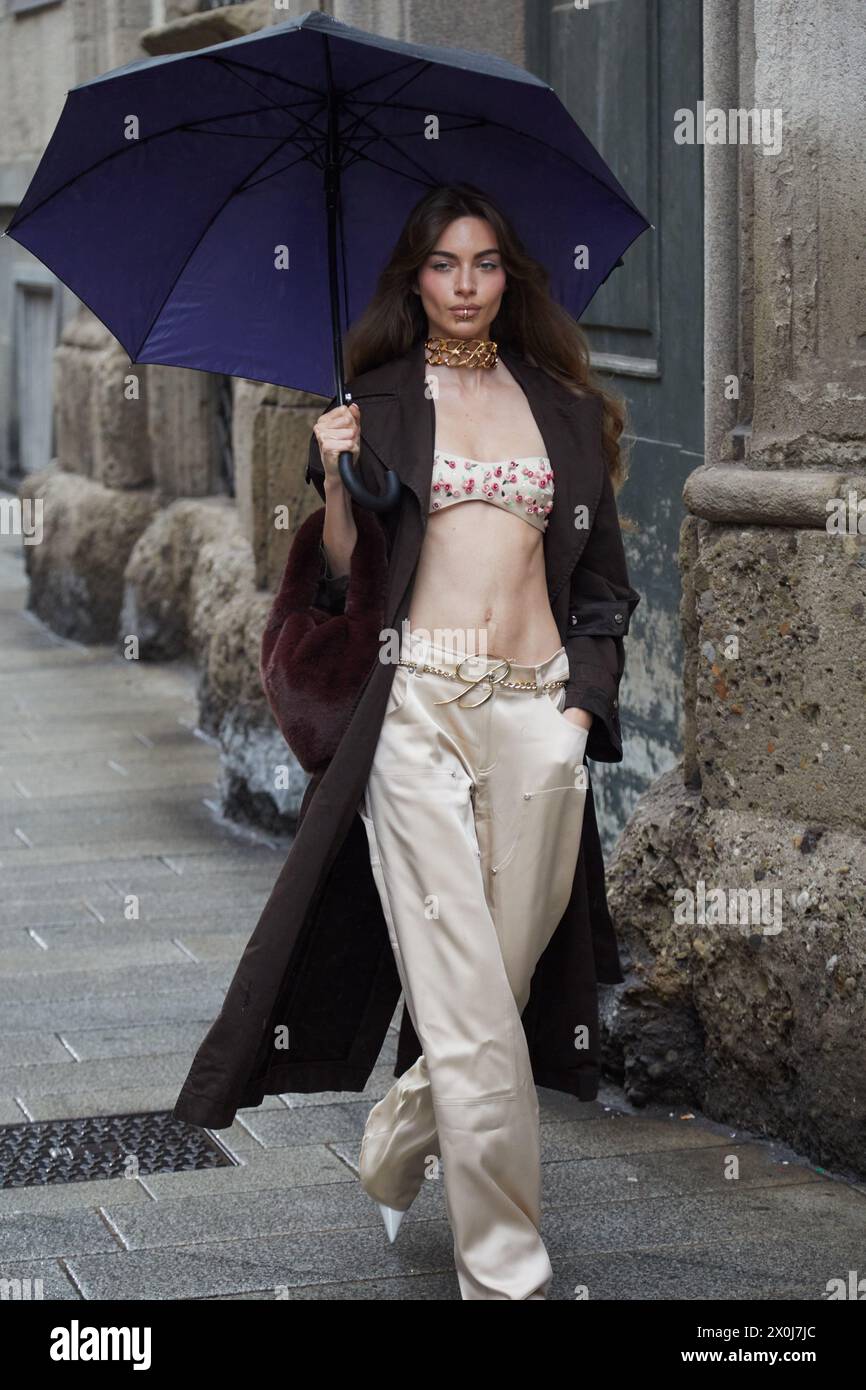 MILAN, ITALIE - 23 FÉVRIER 2024 : Mara Lafontan avant le défilé Blumarine, dans le style de la semaine de la mode de Milan Banque D'Images