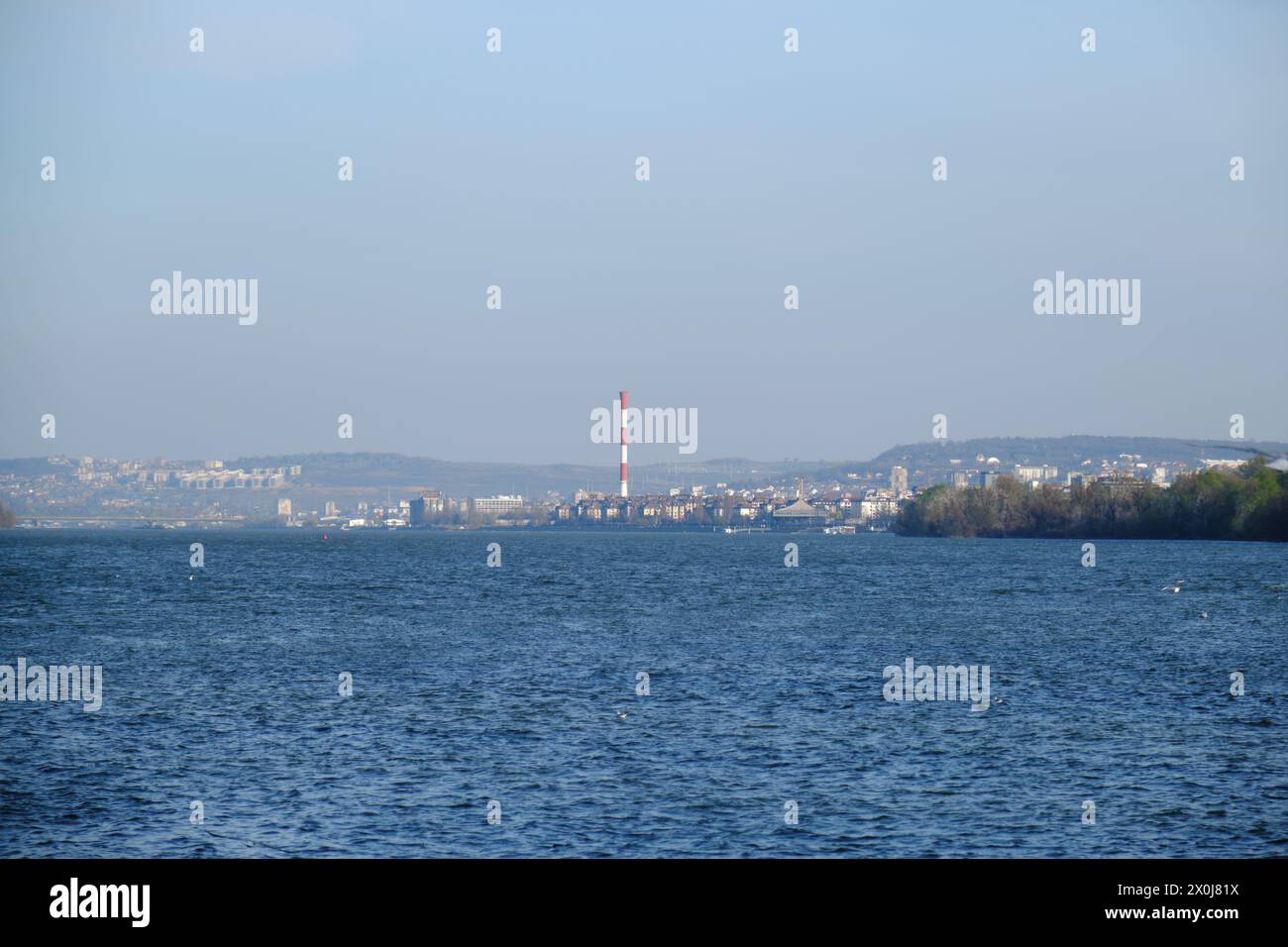 Vue panoramique de Belgrade au loin du quartier de Zemun. Le large Danube au premier plan au printemps jour ensoleillé Banque D'Images