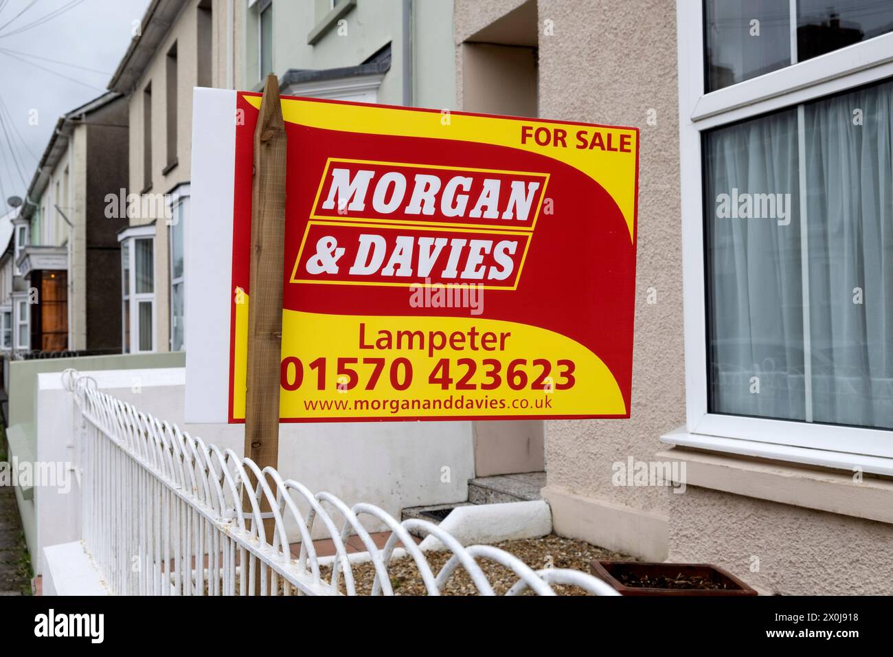 Agent immobilier signe POUR LA VENTE signe à l'avant d'une maison, maison, propriété à Lampeter Ceredigion pays de Galles UK KATHY DEWITT Banque D'Images