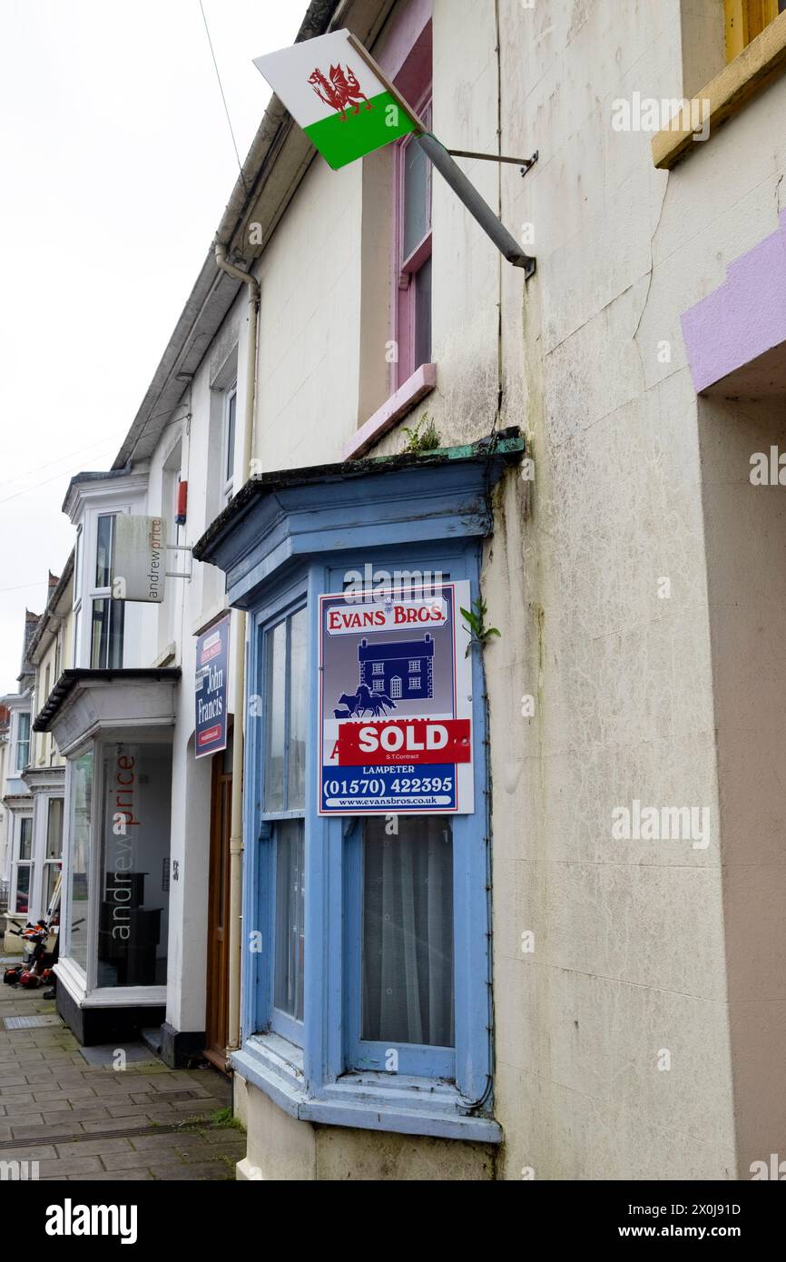 Signe d'agent immobilier VENDU sur le devant d'une maison, maison, propriété à Lampeter Ceredigion pays de Galles UK KATHY DEWITT Banque D'Images