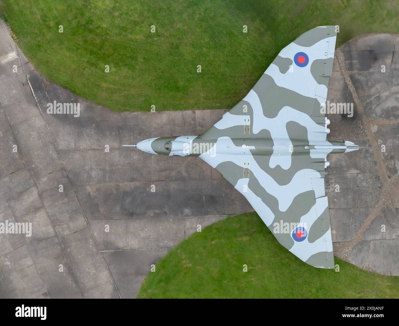 Bombardier de la guerre froide de la RAF Vulcan vue aérienne de haut en bas du bombardier de la guerre froide sur un aérodrome dispersé. Banque D'Images