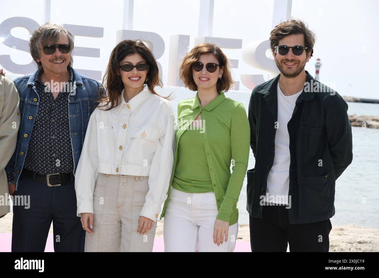 CANNES, FRANCE - 08 AVRIL : Géraldine Nakache, François civil, Pascal Demolon, Leslie Medina, Louise Coldefy assistent au 'fiasco' Photocall Banque D'Images