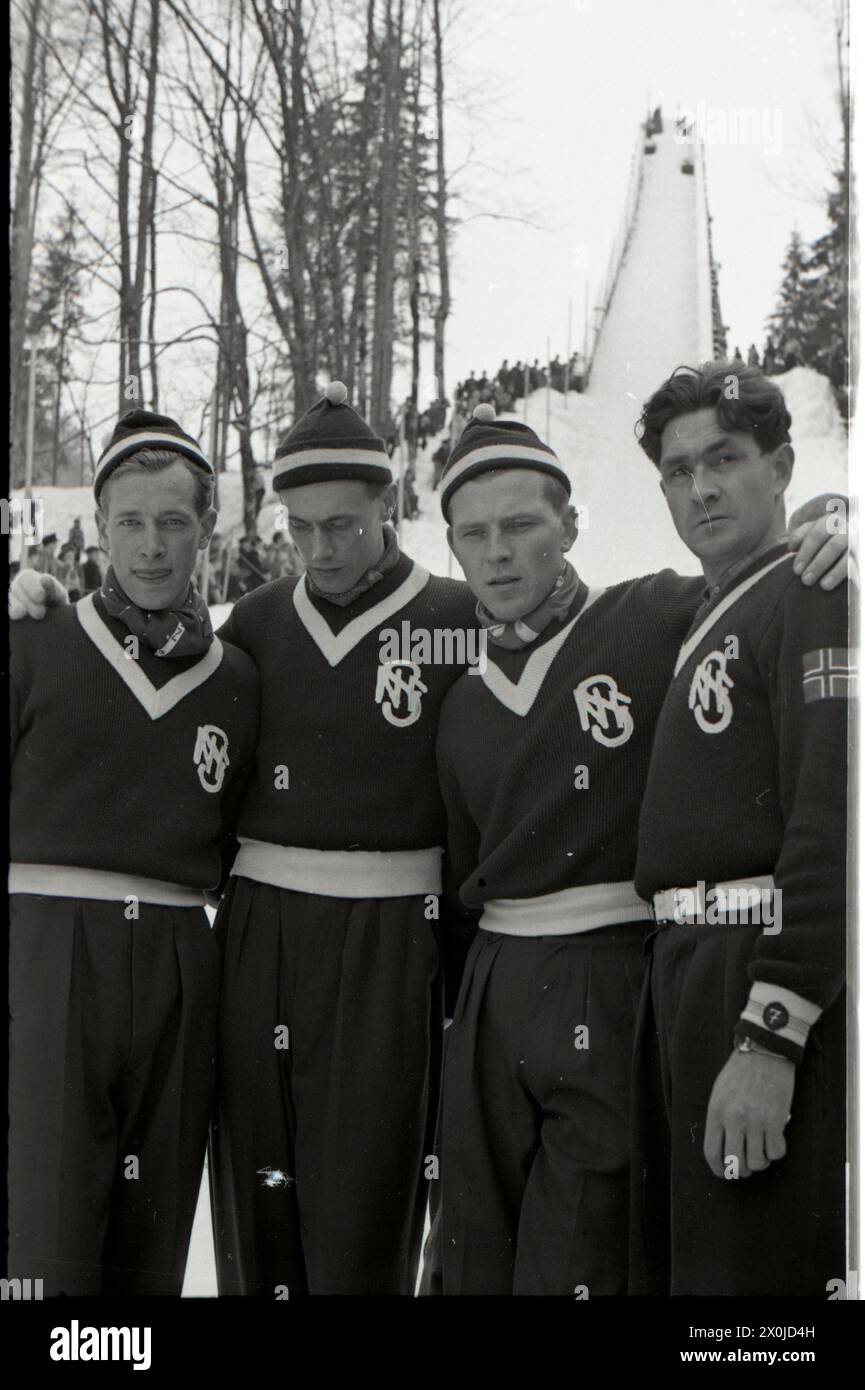 3ème semaine internationale de ski Flying, quatre sauteurs à ski devant la colline 01.03.1952, Oberstdorf, Allgäu, Bavière, Allemagne Banque D'Images