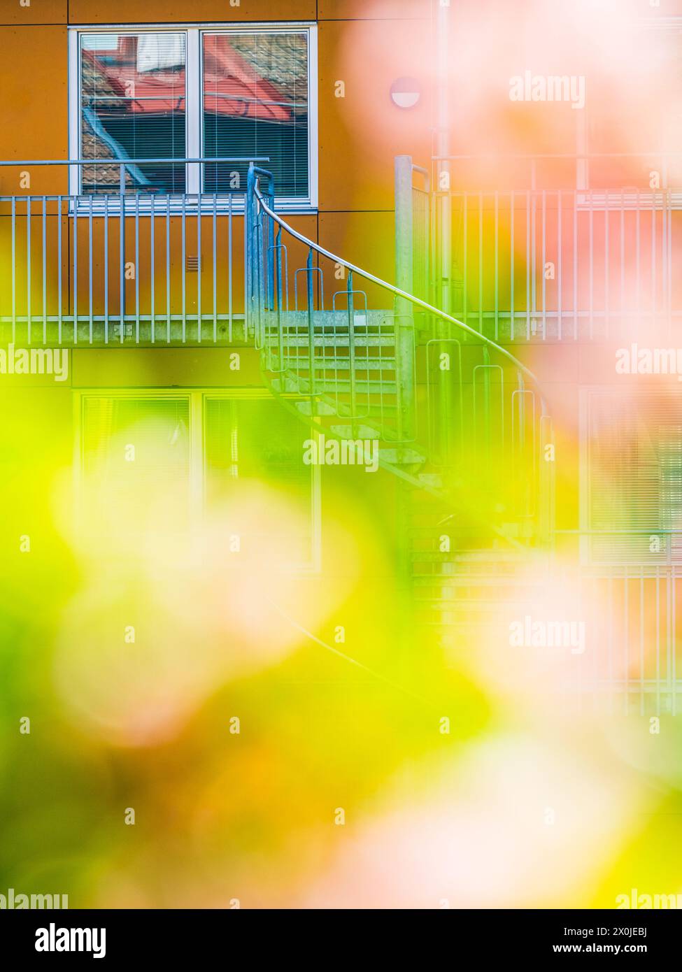 Une photo floue capturant un bâtiment avec des escaliers menant à un appartement à Mölndal, en Suède. L'accent est mis sur les détails architecturaux et les s ascendants Banque D'Images