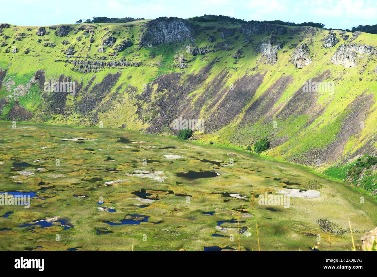 Incroyable cratère Lac du volcan Rano Kau vue du village cérémonial Orongo sur l'île de Pâques, Chili, Amérique du Sud Banque D'Images