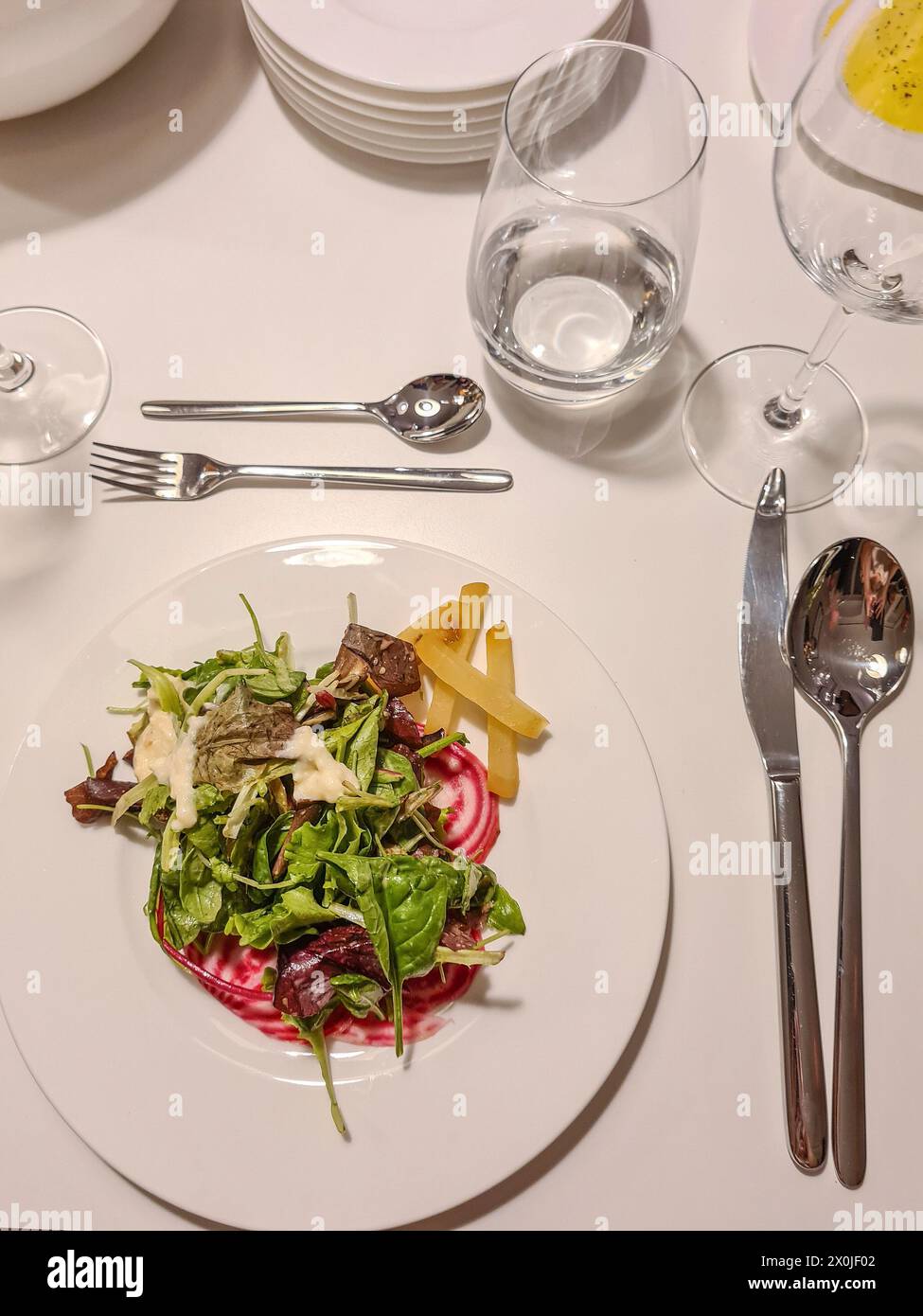 Vue de l'assiette d'apéritif avec salade à une table avec couverts Banque D'Images