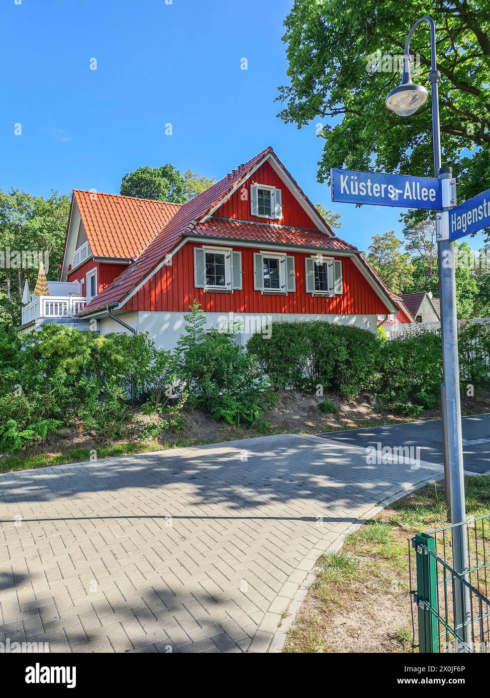 Vue d'une maison de vacances rouge et blanche sur un jour d'été et le ciel bleu dans la station balnéaire Baltique de Prerow, Mecklembourg-Poméranie occidentale, Allemagne Banque D'Images