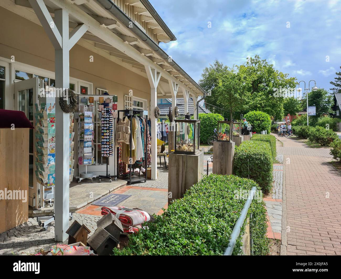 Vue sur la rue d'un magasin de souvenirs dans un style architectural nordique typique sur la rue principale de Prerow, Fischland Darß, Mecklembourg-Poméranie occidentale, Allemagne Banque D'Images