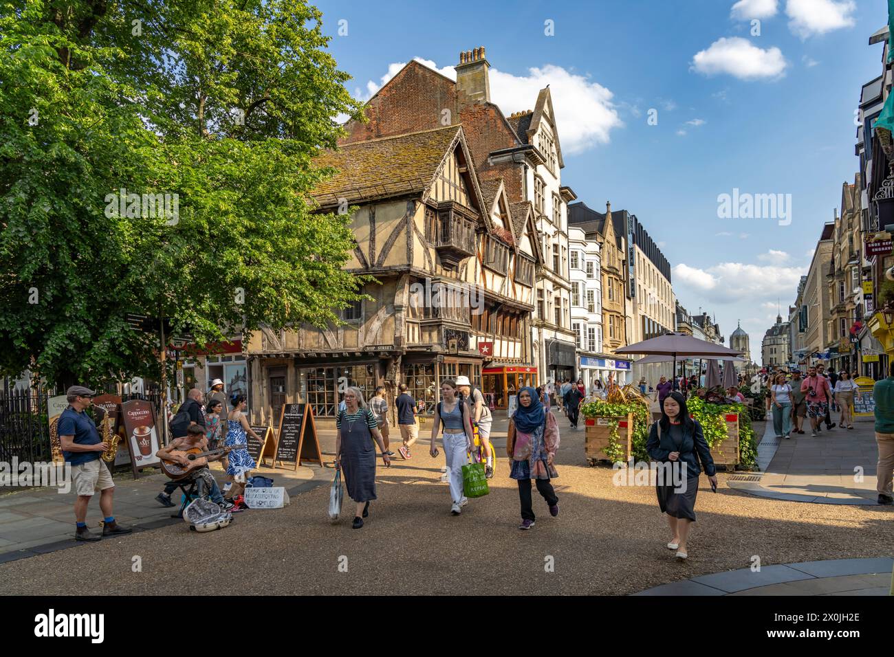 Cornmarket Street, rue commerçante importante et zone piétonne à Oxford, Oxfordshire, Angleterre, Royaume-Uni, Europe Banque D'Images