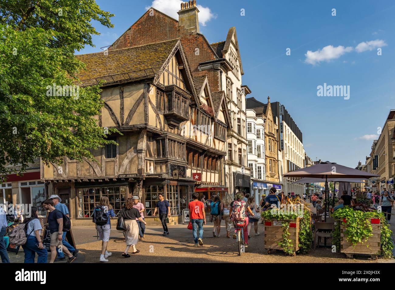Cornmarket Street, rue commerçante importante et zone piétonne à Oxford, Oxfordshire, Angleterre, Royaume-Uni, Europe Banque D'Images