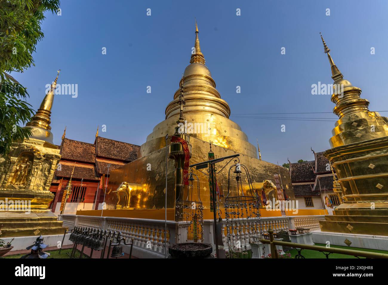 Chedi Phrathatluang doré du complexe de temples bouddhistes Wat Phra Singh, Chiang Mai, Thaïlande, Asie Banque D'Images