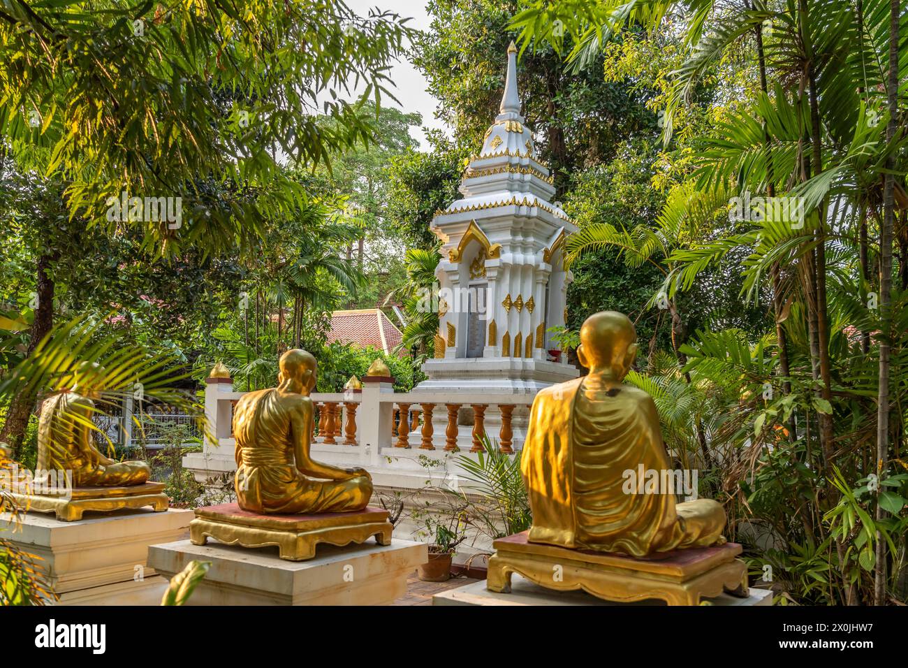 Statues dorées de moines dans le jardin du temple bouddhiste complexe Wat Phra Singh, Chiang Mai, Thaïlande, Asie Banque D'Images